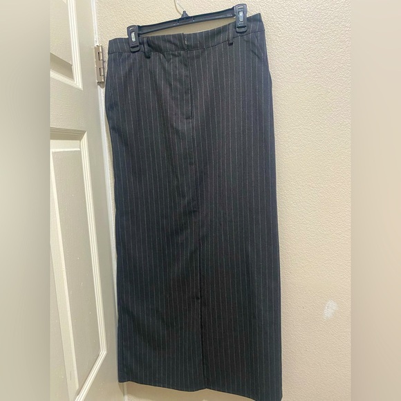 NWT Forever 21 Black Pinstripe Skirt, back slit front and back pockets size L - Picture 1 of 14